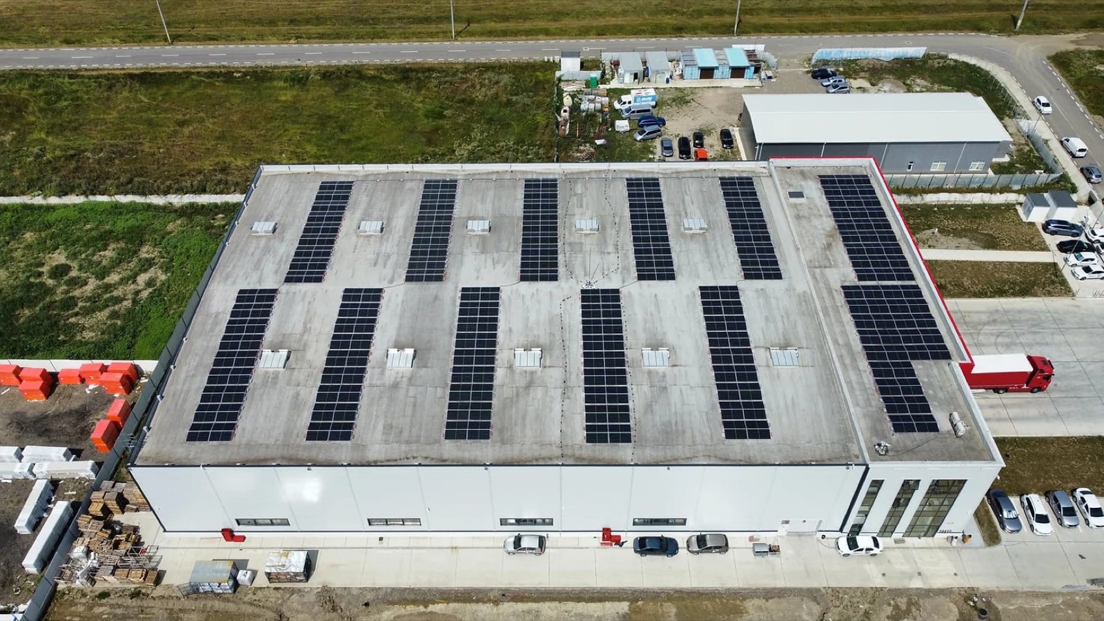 Instalație fotovoltaică ECONERGY pe acoperiș industrial