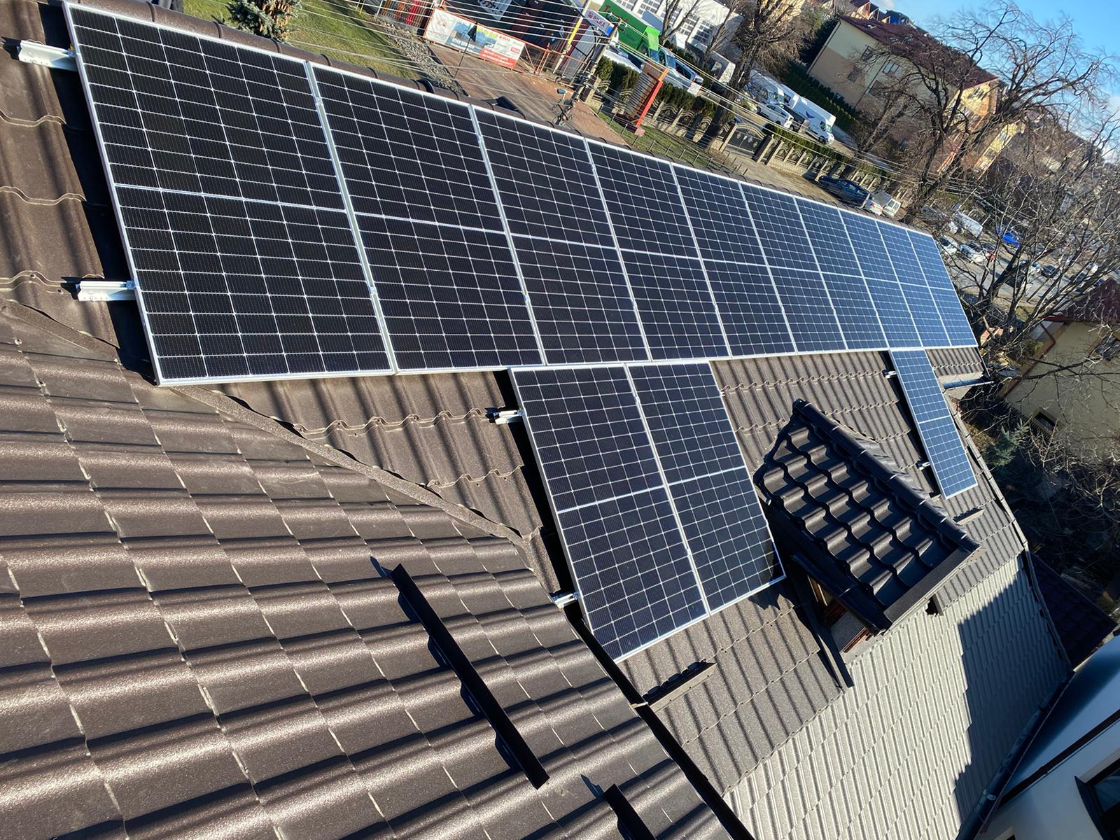 Panouri fotovoltaice montate pe locuință